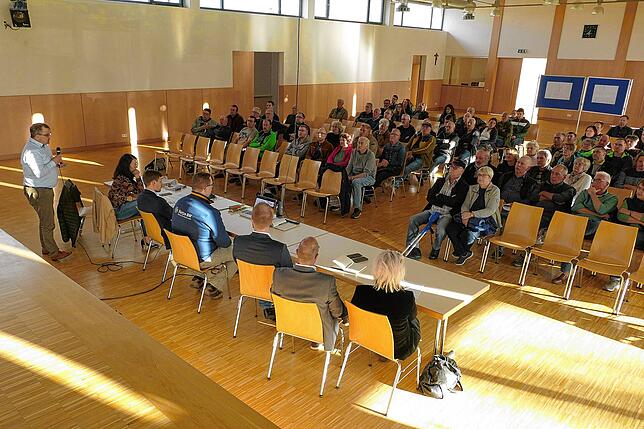 Rund 100 Bürgerinnen und Bürger sind der Einladung der Gemeindeverwaltung Sauldorf zum Informationsabend am Mittwochabend ins Bürgerhaus ...