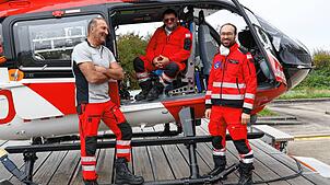Sie freuen sich über den Neuzugang: Pilot Günter Eigenbrodt, HEMS TC Markus Blume (medizinisch-technisches Besatzungsmitglied und ...