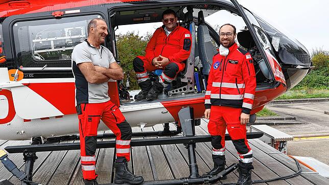 Sie freuen sich über den Neuzugang: Pilot Günter Eigenbrodt, HEMS TC Markus Blume (medizinisch-technisches Besatzungsmitglied und ...