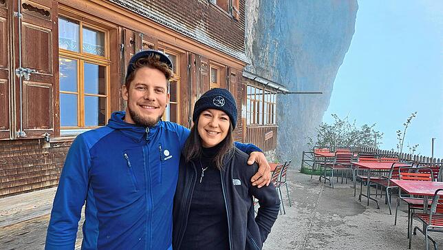 Lucca Bühler und Melanie Gmünder leben den Sommer über auf dem Berg.