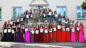 Die 42 Abiturientinnen der Heimschule Kloster Wald, hier mit ihren Zeugnissen, feiern ihren Abschluss.
