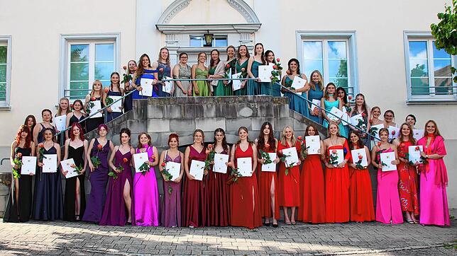 Die 42 Abiturientinnen der Heimschule Kloster Wald, hier mit ihren Zeugnissen, feiern ihren Abschluss.