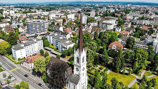 Der Name der Stadt Kreuzlingen geht auf ein Hospital im heutigen Konstanzer Stadtteil Stadelhofen zurück. Vorne ist die evangelische ...