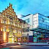 Die bildliche Verschmelzung zweier Volksbanken. Die Aufnahme zeigt die Zentrale der Volksbank Ortenau (links) in Offenburg und das ...