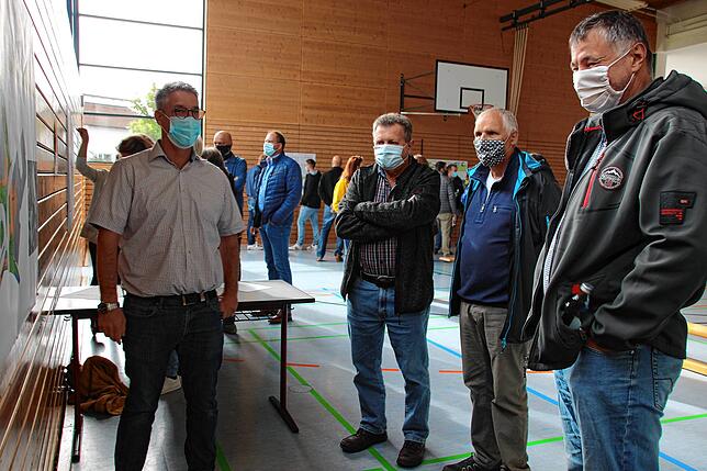 Auch Vorsitzender Gregor König (links) war mit den Besuchern im Gespräch, die 30 Vorschläge und Ideen einbrachten.