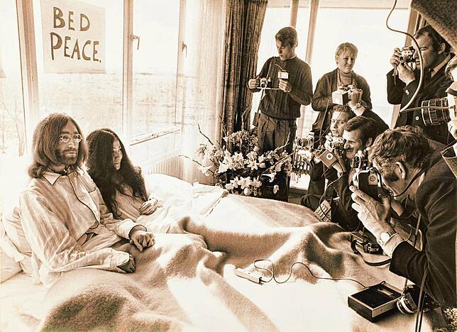 Auch John Lennons und Yoko Onos legendäres „Bed-In“ von 1968 darf natürlich in einer Ausstellung über das Pausemachen nicht ...