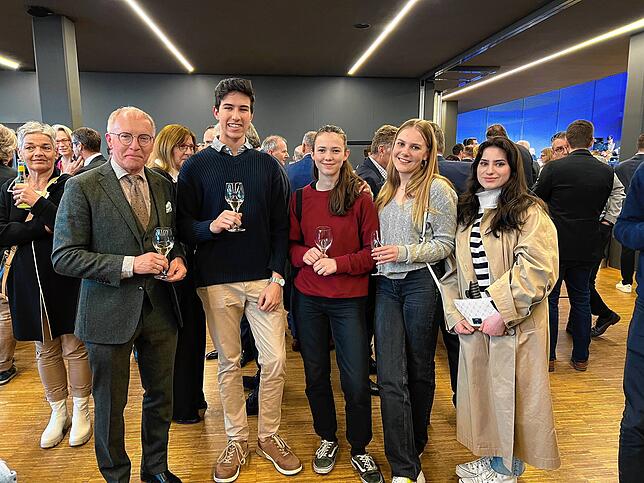 Schule trifft Wissenschaft: Mit Karl-Rudolf Korte sprechen aus Konstanz David Zademack (Heinrich-Suso-Gymnasium) sowie Linnea Haug, ...