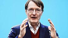 Karl Lauterbach (SPD), Bundesgesundheitsminister, fotografiert bei einer Pressekonferenz in Berlin. Im Februar wird er als Beklagter vor ...