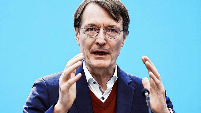 Karl Lauterbach (SPD), Bundesgesundheitsminister, fotografiert bei einer Pressekonferenz in Berlin. Im Februar wird er als Beklagter vor ...