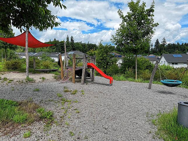 Im oberen Teil des Spielplatzes liegt der Kleinkinderbereich mit Sandkasten.
