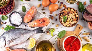 Omega-3-Fettsäuren sind sowohl in tierischen als auch in pflanzlichen Lebensmitteln enthalten.