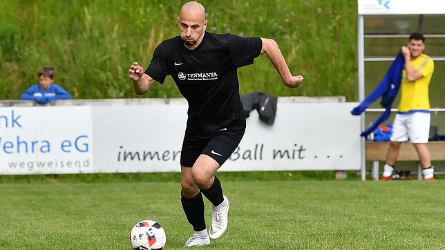 Routinier: Der im vergangenen Sommer vom FSV Rheinfelden gekommene Tolga Polat konnte den drohenden Abstieg der SpVgg. Brennet-Öflingen ...