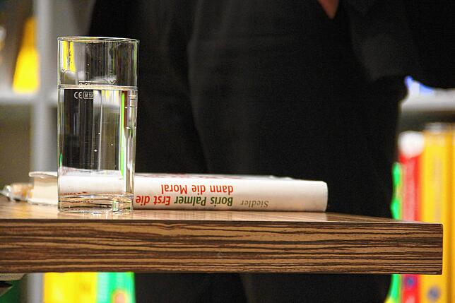 Buch, Wasser, Propolis-Pastillen: Mehr braucht Boris Palmer nicht für einen Leseabend.
