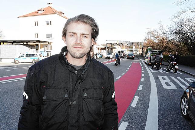 Vor dem Zoll in Waldshut steht der in Zürich lebende Deutsche Benjamin Lubach, der am Sonntag noch eine Motorradtour durch den ...