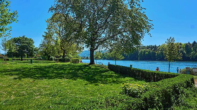 Die Liegewiese an der Badestelle in Brennet ist bereits gesperrt, noch darf man aber den Uferstreifen nutzten. Bei dem aktuell ...