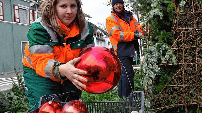 Auf neuen Weihnachtschmuck für den Advent 2023 dürfen sich außer Keshia Preuß und Monika Beder aus der Stadtgärtnerei auch die ...