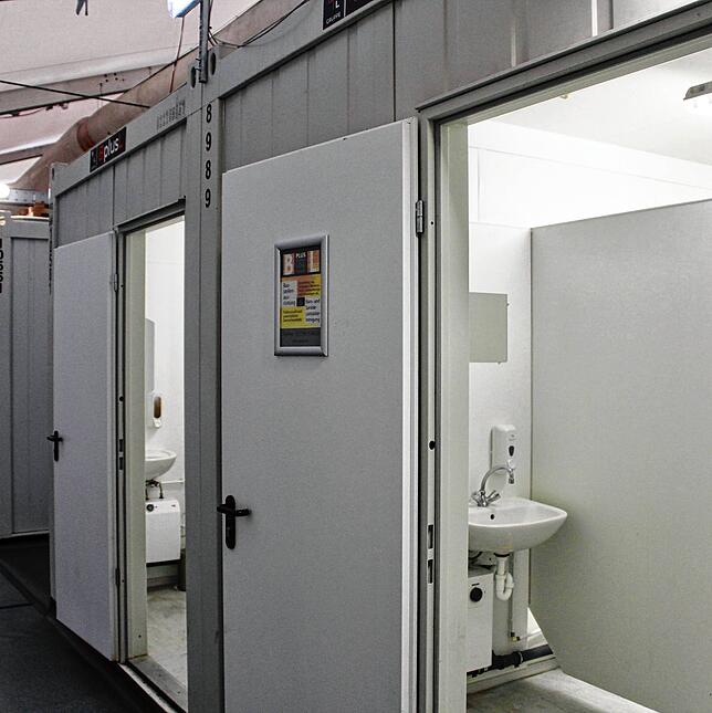 Ein Blick in die Sanitäranlagen der Leichtbauhalle: Beim Rundgang des SÜDKURIERS waren die Anlagen in einem ordentlichen Zustand.