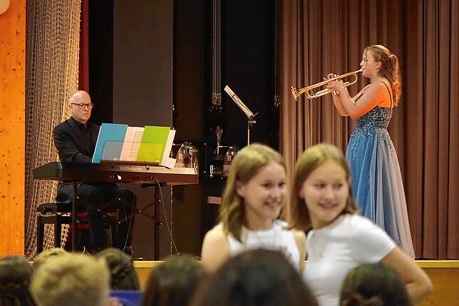 Antonia Ney (l.) – Jahrgangsbeste im Fach Musik – begeisterte das Publikum an der Trompete, begleitet von Musiklehrer Markus Fiederer. ...