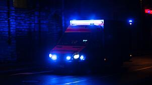 Ein Rettungsdienst brachte den 23-Jährigen in ein Krankenhaus. (Symbolbild)