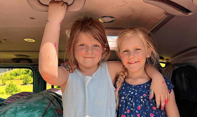 Lisa (links) aus Wuppertal und Fine aus Solingen verbringen mit ihren Familien die Ferien auf dem Linacher Campingplatz. Was ihnen am ...