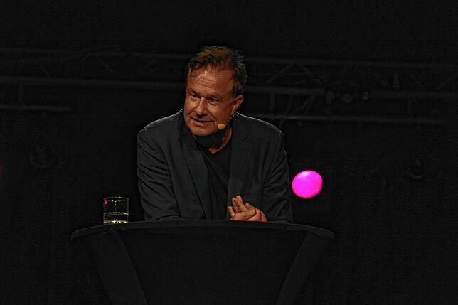 Lars Reichow im großen Zelt.