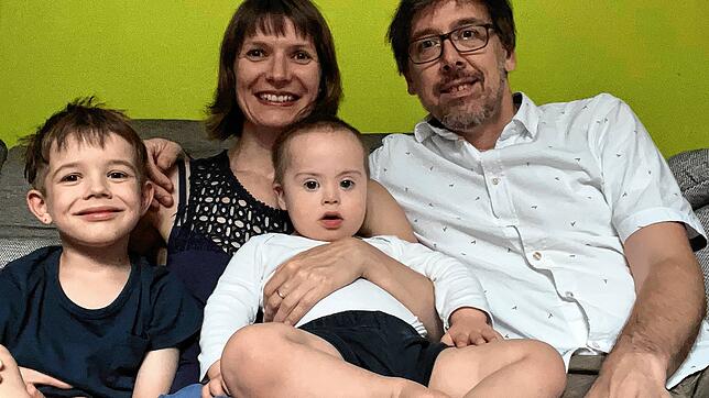 Familie Lauff aus Konstanz ist glücklich über die Entscheidung nach dem nichtinvasiven Pränataltest (von links): Matteo, Anja, Elias und ...