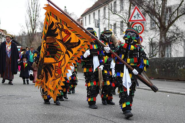 Kleine Hänsele ziehen am Schmotzigen Donnerstag 2020 durch die Überlinger Straßen.