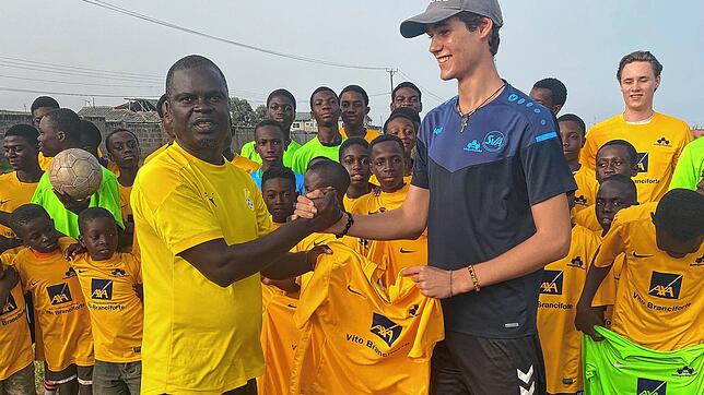 Der Dingelsdorfer Matthes Repplinger (rechts) bei seinem Besuch in Ghana.