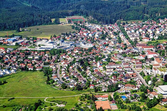 Bonndorf auf der Luft: Blick auf den Sportplatz und das Gewerbegebiet.