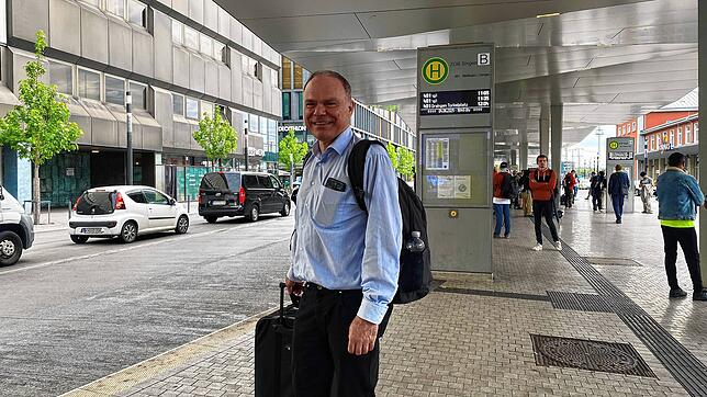 Friedrich Suderland ist auf dem Weg nach München am Singener Bahnhof gestrandet. Er macht der Bahn aber keine Vorwürfe für das Chaos.