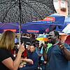 Tanzen unter dem Regenschirm: Die Stimmung bei den Weinfest-Besuchern ist auch bei schlechtem Wetter gut.
