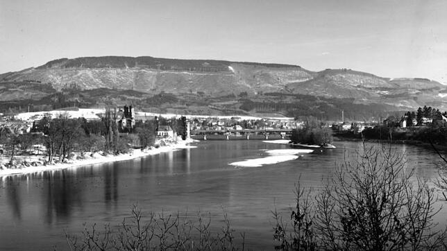Bad Säckingen und die Rheinlandschaft in den 70er Jahren ohne die neue Fridolinsbrücke, im Hintergrund ist die alte Holzbrücke zu erkennen.