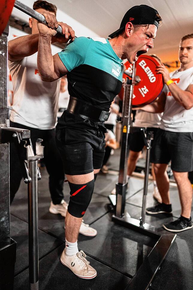 Peter Buck hat die Kniebeuge mit 222,5 Kilogramm Zusatzgewicht geschafft. Bild: Desicatedsports Media