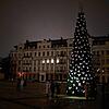 Menschen fotografieren in Kiew einen Weihnachtsbaum, der mit Friedenstauben geschmückt ist.