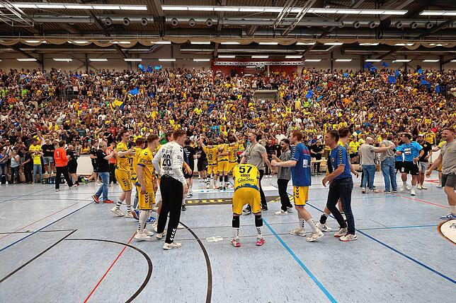 Bild 30: HSG Konstanz feiert den Aufstieg in die 2. Handball-Bundesliga. Bilder vom Spiel gegen Hildesheim