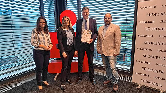 1000 Euro: Musikverein Todtmoos-Weg für die energetische Sanierung des Vereinsheims (von links): Silvia Knöpfle, Direktorin ...