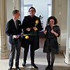 Gute Laune herrscht bei der Eröffnung der Ausstellung mit Arbeiten des Offenburger Künstlers Stefan Strumbel (Mitte) mit Bernhard Prinz ...