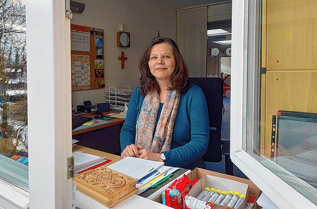 Foto am Fenster: Ines Riedl leitet den Kreuzkindergarten und stößt mit ihrem Team an die Belastungsgrenze.