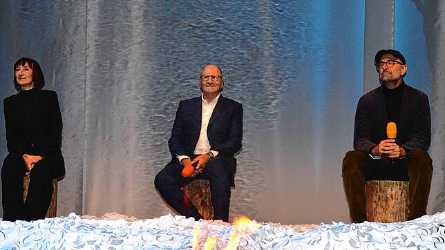 Festspielintendantin Elisabeth Sobotka, Festspielpräsident Hans-Peter Metzler und Regisseur Phillipp Stölzl (von links nach rechts) ...