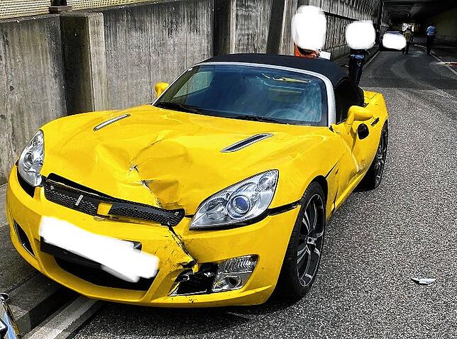 Ein entgegenkommendes Fahrzeug wird bei dem Unfall beschädigt. Der Fahrer wird dabei nur leicht verletzt.