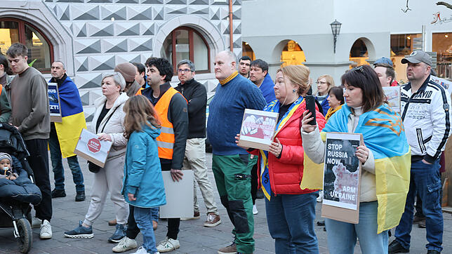 Rund 60 Menschen demonstrieren in Engen gegen den Auftritt von Gabriele Krone-Schmalz.