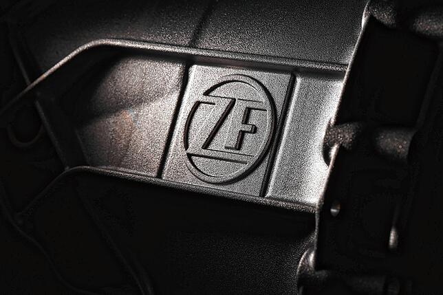 Das Logo der ZF Friedrichshafen ist in einem ZF-Werk in Friedrichshafen auf einem Getriebegehäuse. Klassische Antriebskomponenten werden ...