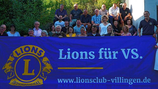 Sie sind einsatzbereit und freuen sich auf ein tolles Weinfest: die Mitglieder der Lions und der helfenden Vereine.