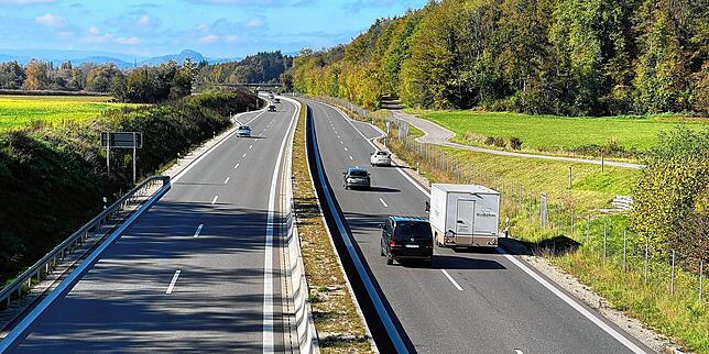 (Archivbild) Hier bei Allensbach ist die Fast-Autobahn schon fertig. Wenn es einmal vierspurig bis nach Konstanz geht, wird die Fahrt um ...