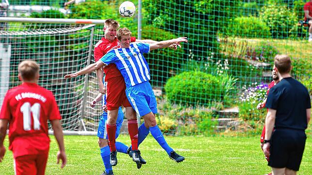 Torloses Hinspiel: Florian Weber (links gegen Jörg Isele) musste mit dem FC Dachsberg gegen den SV Berau mit einem 0:0 zufrieden sein.
