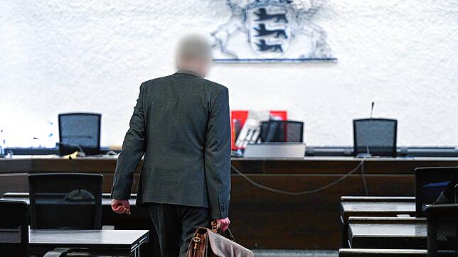 Der angeklagte Polizeiinspekteur betritt an einem Verhandlungstermin im Mai den Gerichtssaal.
