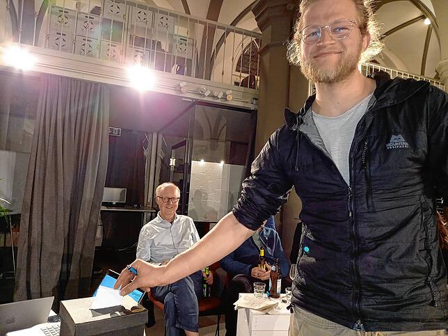 Friedrich Benrath wirft seinen Wahlzettel in die Urne. Die Kandidaten wurden jeweils in Zehnerblocks gemeinsam abgestimmt.