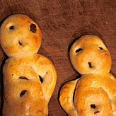 Auch die Bäcker sind in den Tagen vor dem 6. Dezember dabei: Zwei Klausenmänner aus Hefeteig.