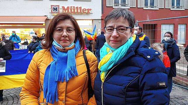 Die beiden Freundinnen Nataiya Posokhova (links) und Elena Korocencev bei der Friedenskundgebung in Waldshut.