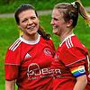 Auf Erfolgskurs: Spielführerin Steffi Meisch und Spielgestalterin Anna-Lisa Butowski klopfen mit den Fußballerinnen des SV Niederhof ...